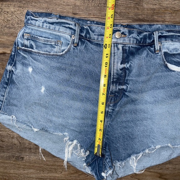 Good American • Good 90’s Distressed Denim Shorts - Picture 3 of 10